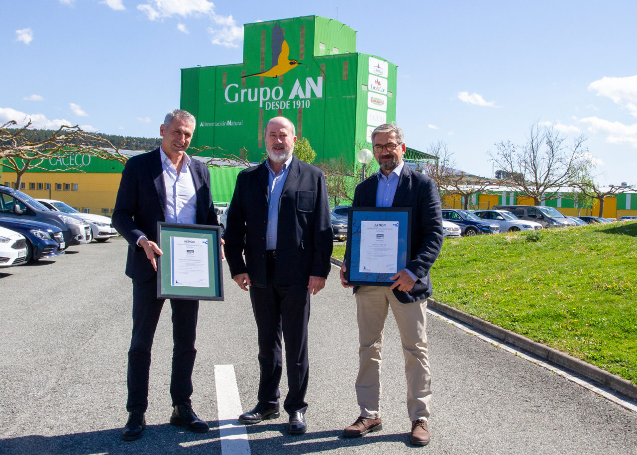 Viernes, 29 de abril de 2022 3 El Grupo AN y Harivasa reciben el primer certificado de produccion de trigo y harina sostenible de AENOR en Espana