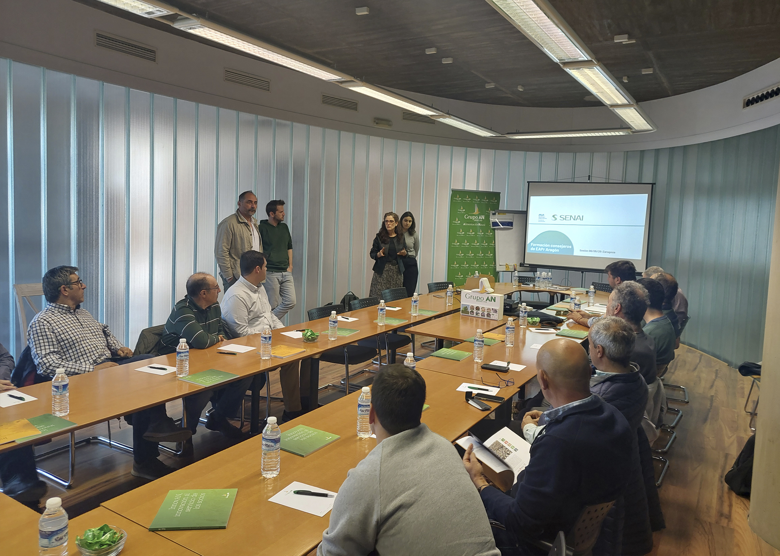 -	Durante la primera parte de la jornada, de pie: Juan Pueyo, delegado del Grupo AN en Aragón, Iñaki Fernández López-Zuazo, del MIK, Maite Muruzábal, directora de la Fundación Grupo AN, y Ane Eizmendi, del MIK