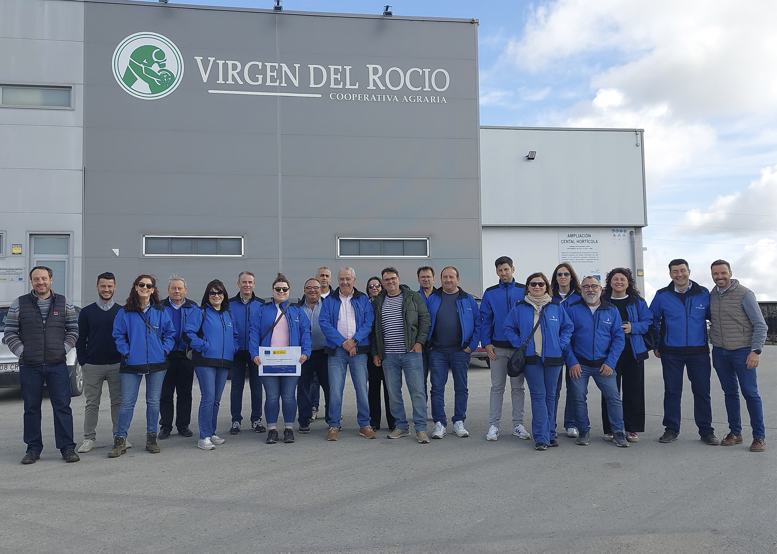 - Los asistentes al viaje junto a miembros de la Cooperativa Virgen del Rocío - Los asistentes al viaje junto a miembros de la Cooperativa Virgen del Rocío