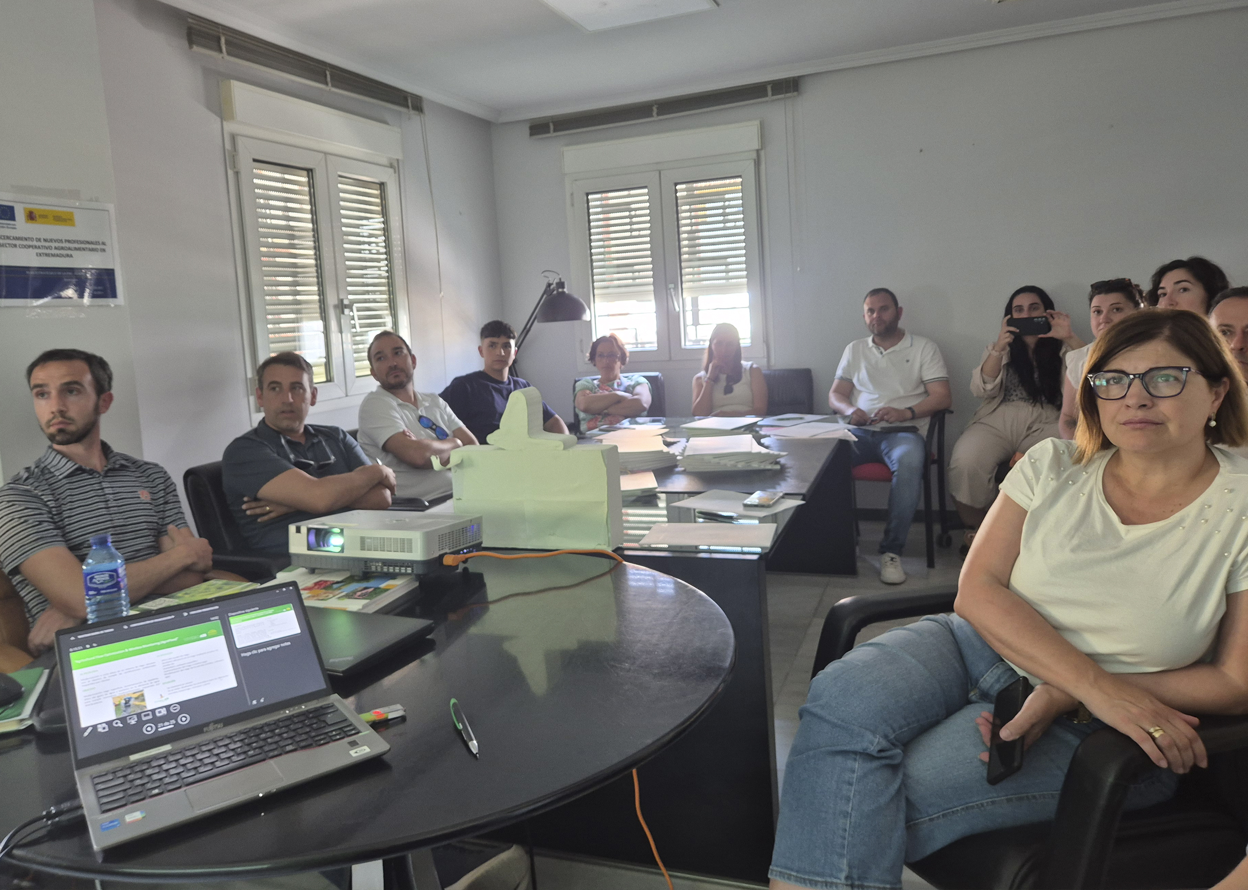 Jornadas 2 - Durante la primera parte de la jornada, de pie: Juan Pueyo, delegado del Grupo AN en Aragón, Iñaki Fernández López-Zuazo, del MIK, Maite Muruzábal, directora de la Fundación Grupo AN, y Ane Eizmendi, del MIK