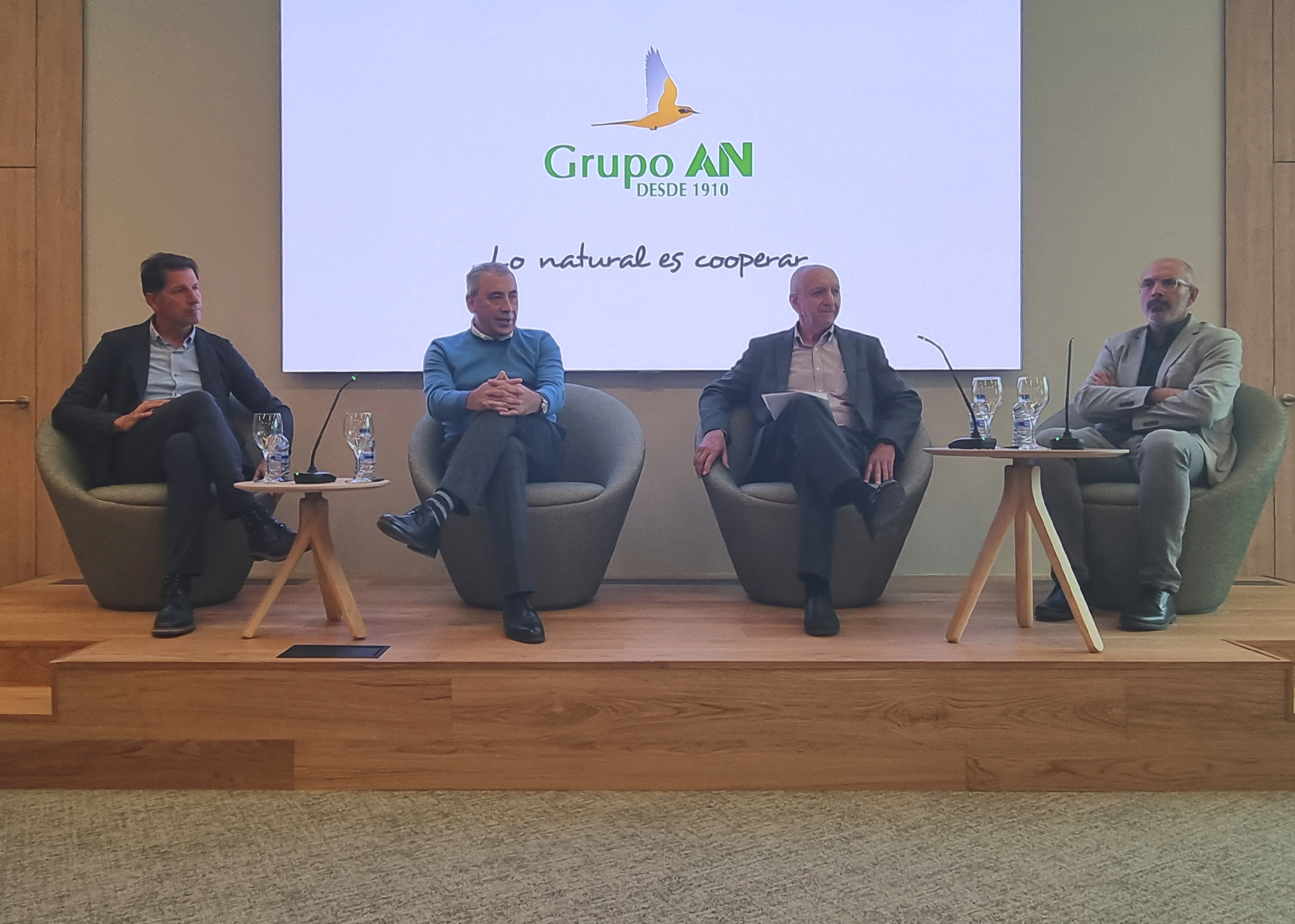 foto 1 ret - Durante la primera parte de la jornada, de pie: Juan Pueyo, delegado del Grupo AN en Aragón, Iñaki Fernández López-Zuazo, del MIK, Maite Muruzábal, directora de la Fundación Grupo AN, y Ane Eizmendi, del MIK