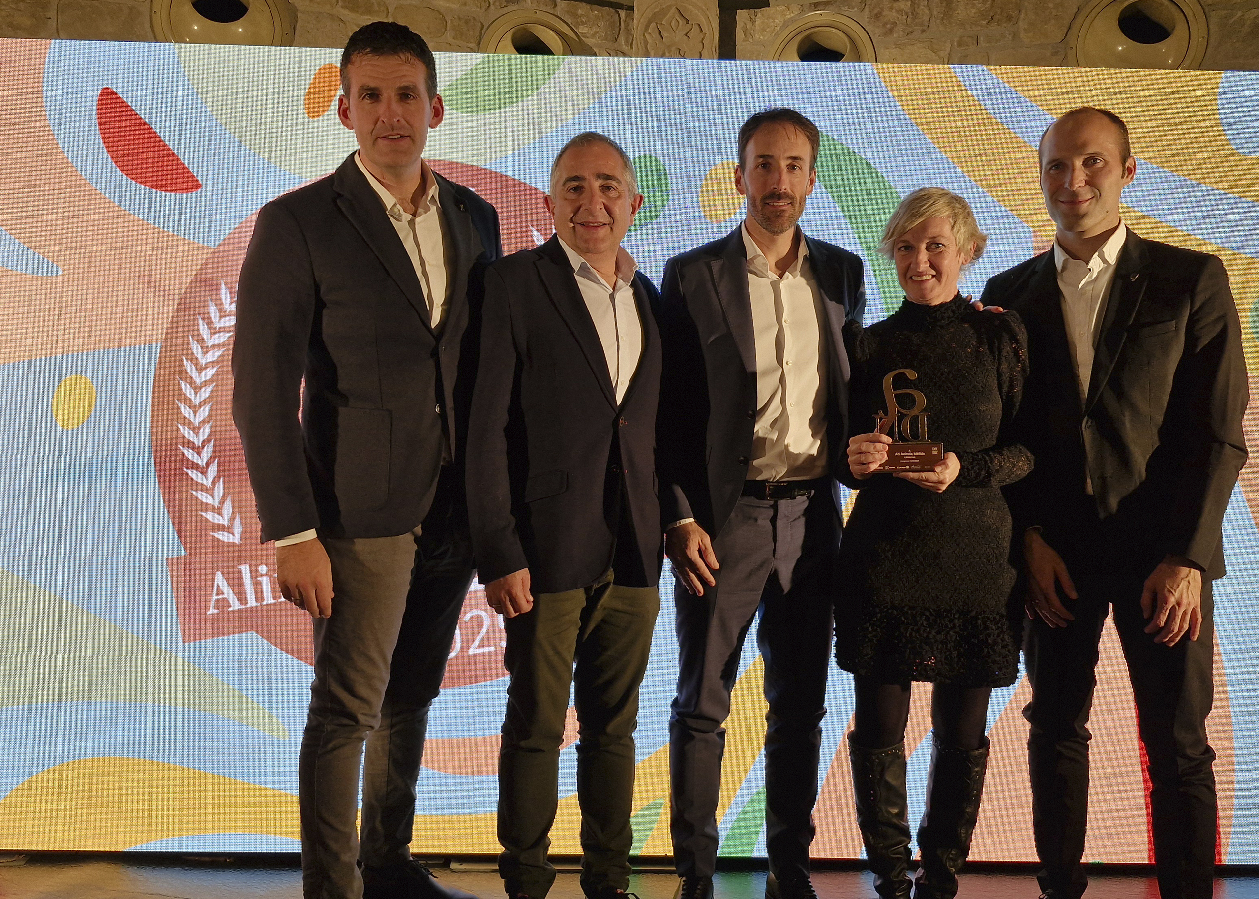-	Durante la primera parte de la jornada, de pie: Juan Pueyo, delegado del Grupo AN en Aragón, Iñaki Fernández López-Zuazo, del MIK, Maite Muruzábal, directora de la Fundación Grupo AN, y Ane Eizmendi, del MIK