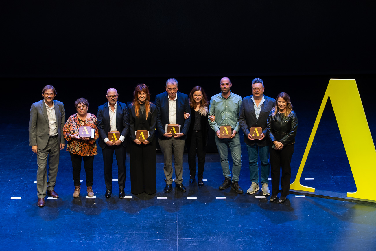 -	Durante la primera parte de la jornada, de pie: Juan Pueyo, delegado del Grupo AN en Aragón, Iñaki Fernández López-Zuazo, del MIK, Maite Muruzábal, directora de la Fundación Grupo AN, y Ane Eizmendi, del MIK