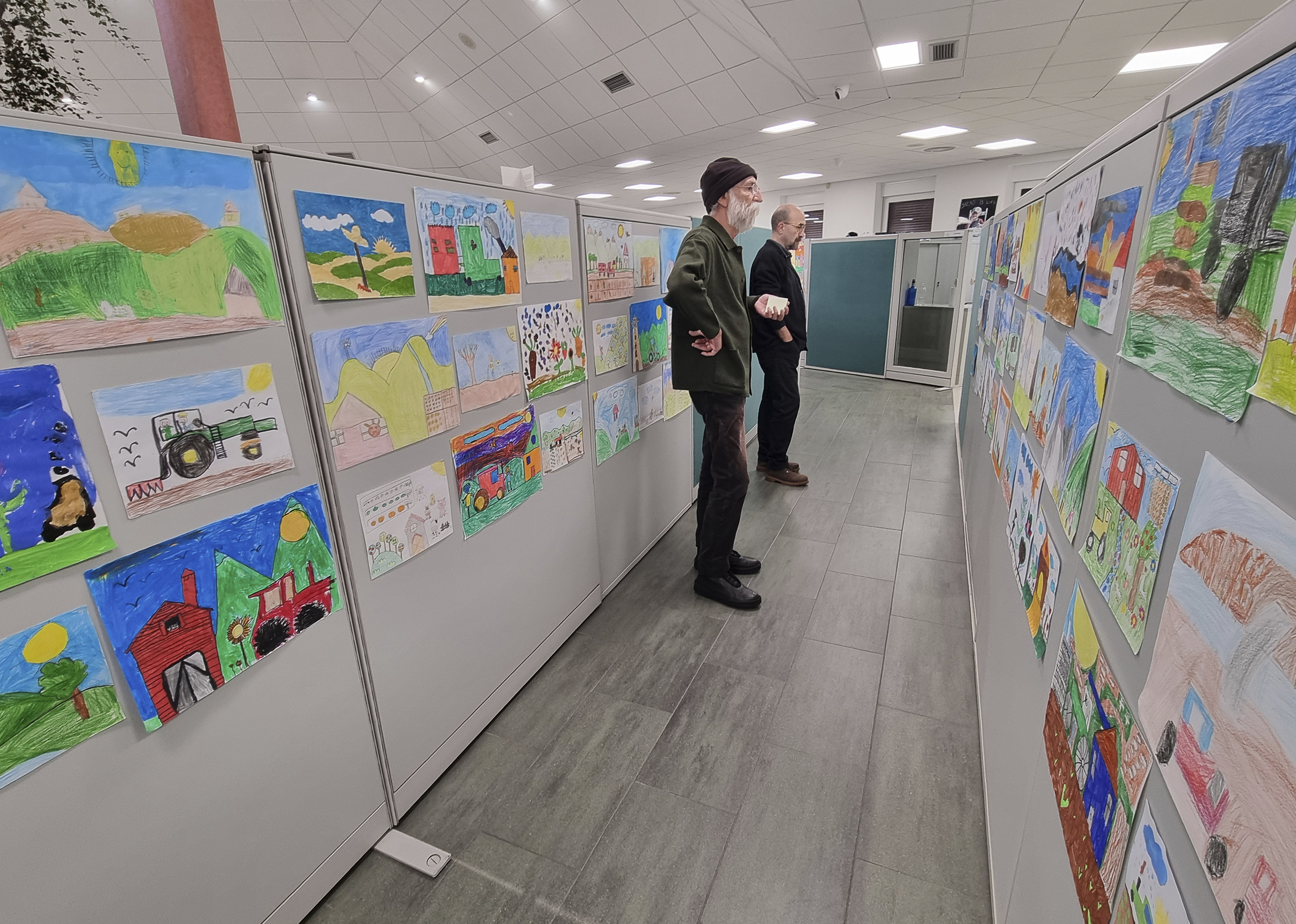 -	Durante la primera parte de la jornada, de pie: Juan Pueyo, delegado del Grupo AN en Aragón, Iñaki Fernández López-Zuazo, del MIK, Maite Muruzábal, directora de la Fundación Grupo AN, y Ane Eizmendi, del MIK