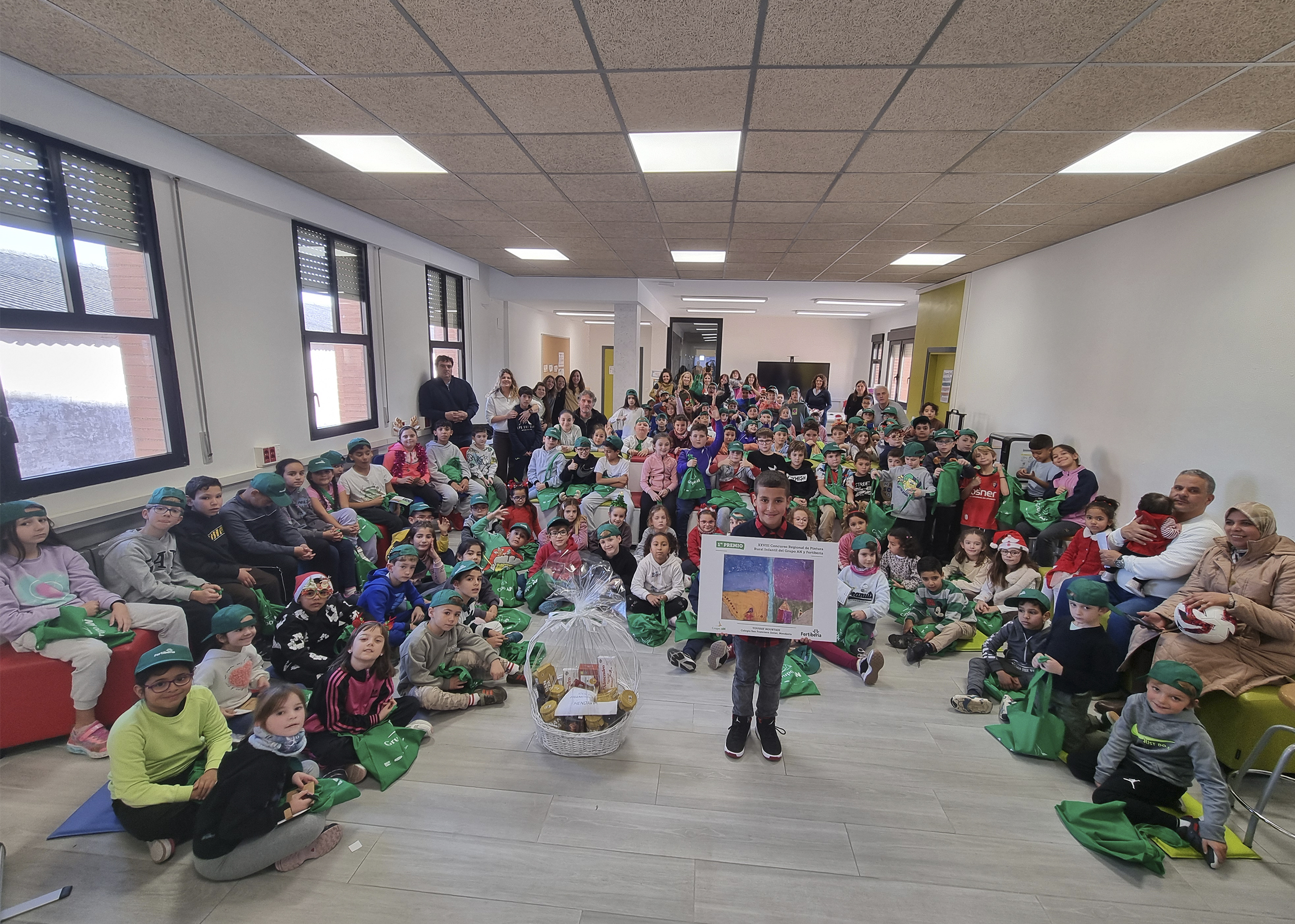 -	Durante la primera parte de la jornada, de pie: Juan Pueyo, delegado del Grupo AN en Aragón, Iñaki Fernández López-Zuazo, del MIK, Maite Muruzábal, directora de la Fundación Grupo AN, y Ane Eizmendi, del MIK