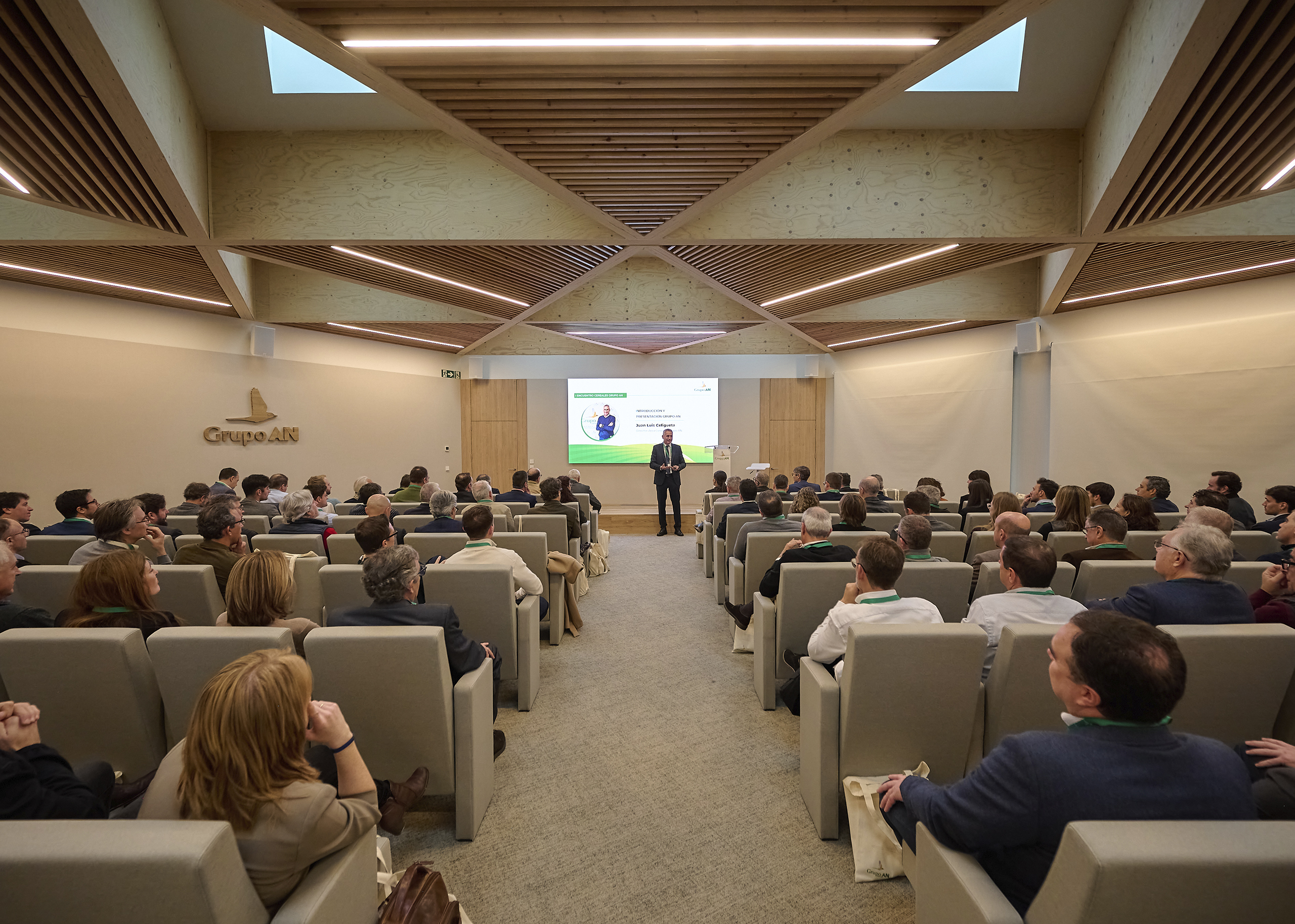 -	La dinámica de la jornada permitió a los participantes intercambiar experiencias y conocimientos