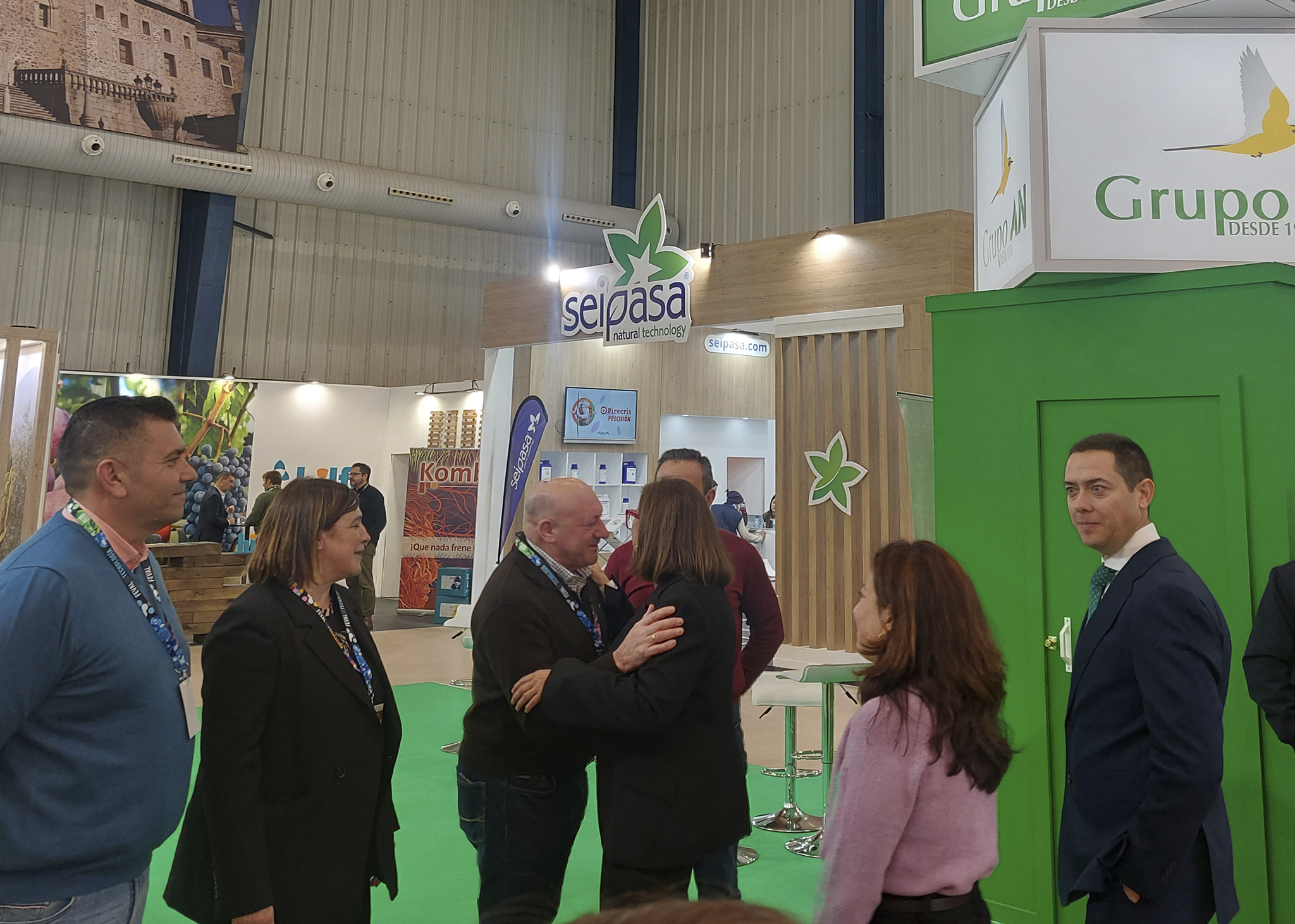 -	Durante la primera parte de la jornada, de pie: Juan Pueyo, delegado del Grupo AN en Aragón, Iñaki Fernández López-Zuazo, del MIK, Maite Muruzábal, directora de la Fundación Grupo AN, y Ane Eizmendi, del MIK