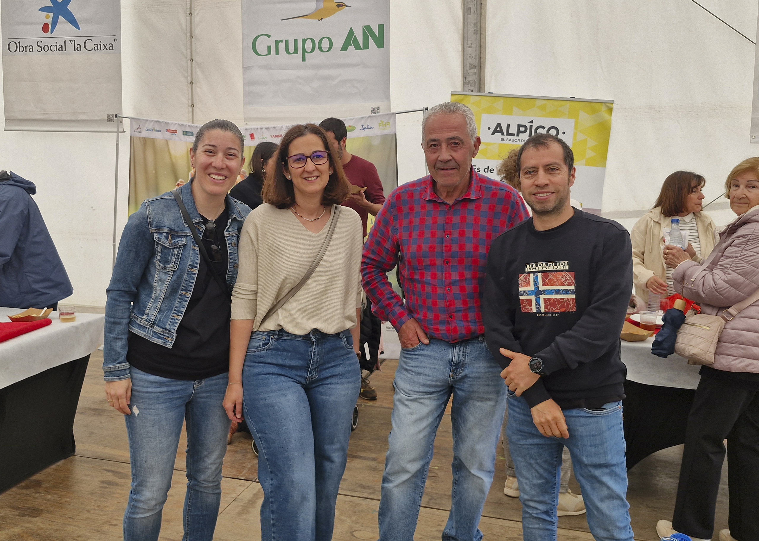 -	Durante la primera parte de la jornada, de pie: Juan Pueyo, delegado del Grupo AN en Aragón, Iñaki Fernández López-Zuazo, del MIK, Maite Muruzábal, directora de la Fundación Grupo AN, y Ane Eizmendi, del MIK